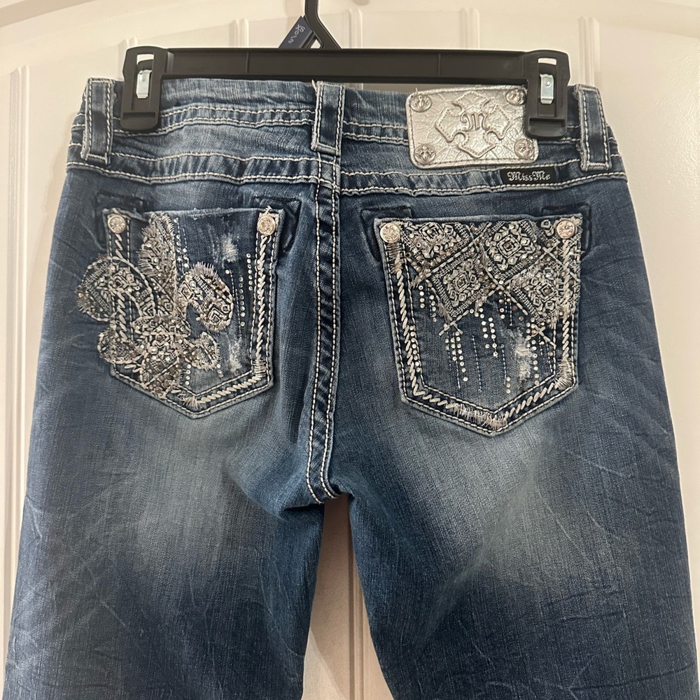 Woman’s Miss Me jeans. Size 26. Mid rise easy straight leg.